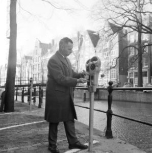 Parkeerwachters in Amsterdam in een nieuw uniform, de meters worden vastgezet om, Bestanddeelnr 916-1830