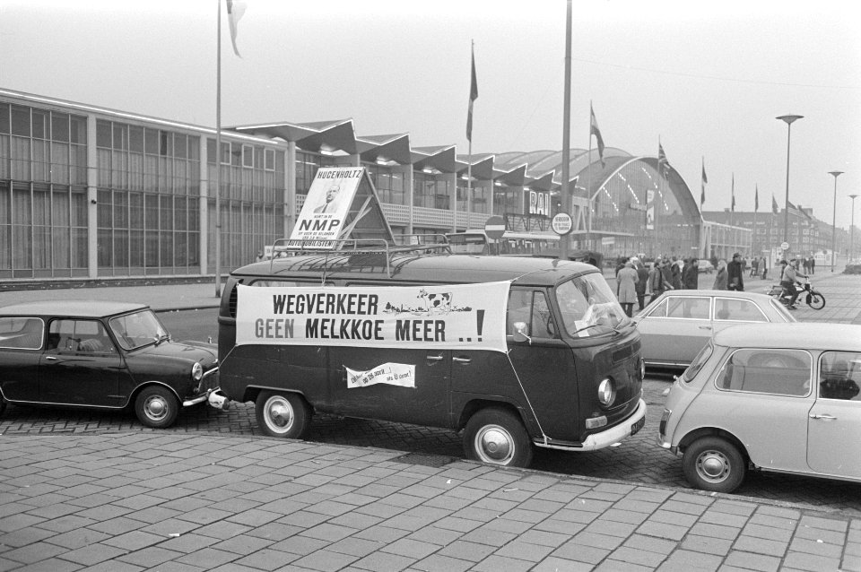 Parkeerterrein bij RAI tijdens autotentoonstelling, Amsterdam veel autos, Bestanddeelnr 924-2817