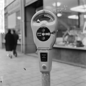 Parkeermeters in Rotterdam gaan in werking hier een exemplaar in de Van Oldenba, Bestanddeelnr 918-5177