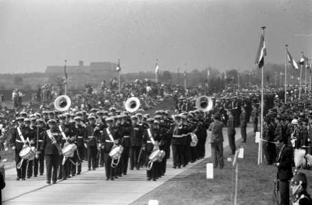 Parades, militairen, Bernhard, prins, Juliana, koningin, Bestanddeelnr 911-2192