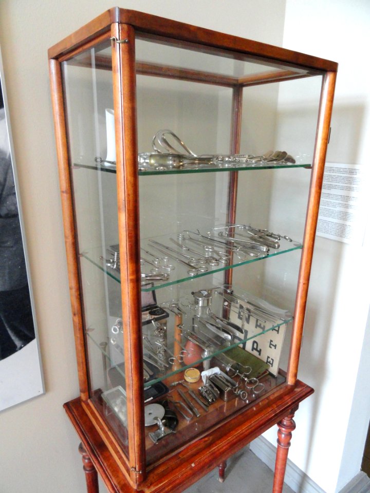 Parish doctor's instrument cabinet, early 1900s - Arppeanum - DSC05437