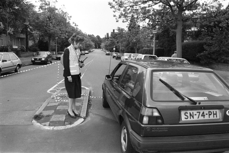 Parkeermaatregelen in buurt rond RAI in Amsterdam beveiligingsdienst controleer, Bestanddeelnr 934-3016