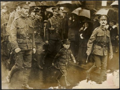 Parade van Engelse soldaten met een geüniformeerd jongetje. Publiek in de strome, Bestanddeelnr 158-2295