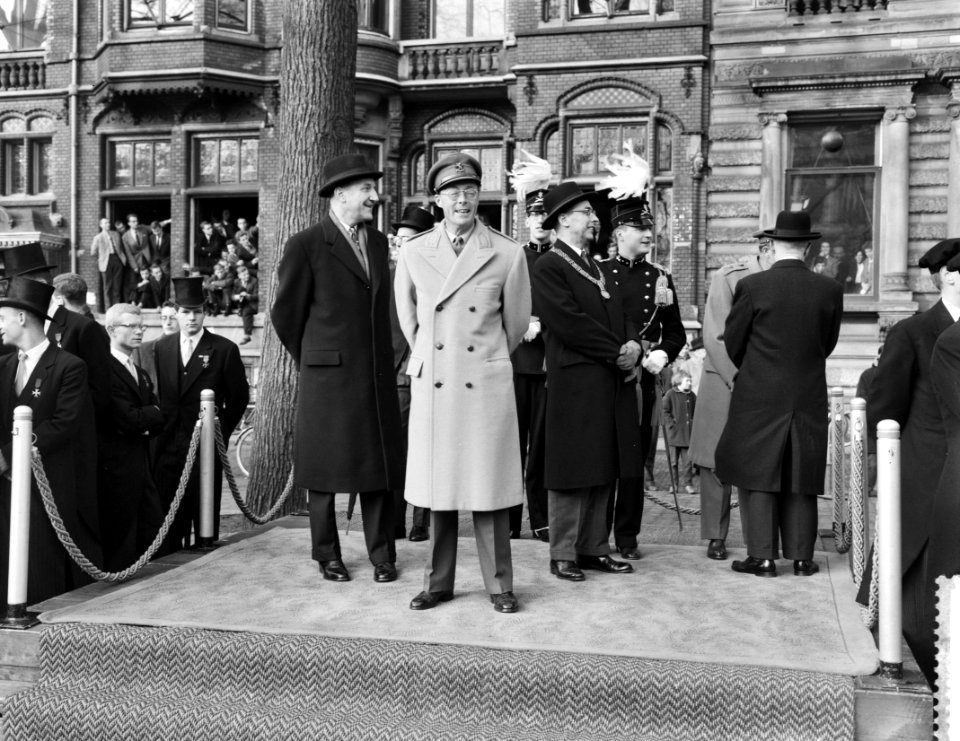 Parade van de Koninklijke Studenten Schietvereniging t.g.v.het 16e lustrum voor , Bestanddeelnr 911-7512