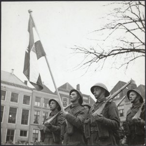 Parade van het regiment Stoottroepen op het Damplein in Middelburg, april 1945, Bestanddeelnr 512 121