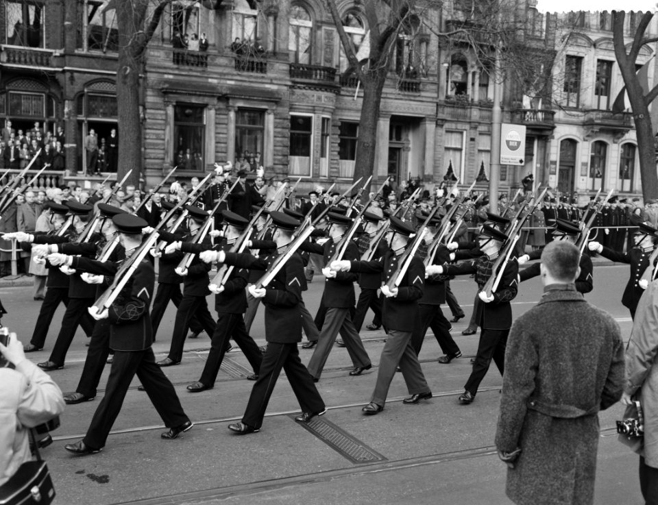 Parade van de Koninklijke Studenten Schietvereniging t.g.v.het 16e lustrum voor , Bestanddeelnr 911-7514