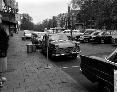 Parkeermeters op Rembrandtplein en Thorbeckeplein geplaatst, Bestanddeelnr 916-4241