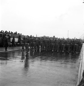Parade van de Binnenlandse Strijdkrachten op het Savornin Lohmanplein, Bestanddeelnr 900-3274