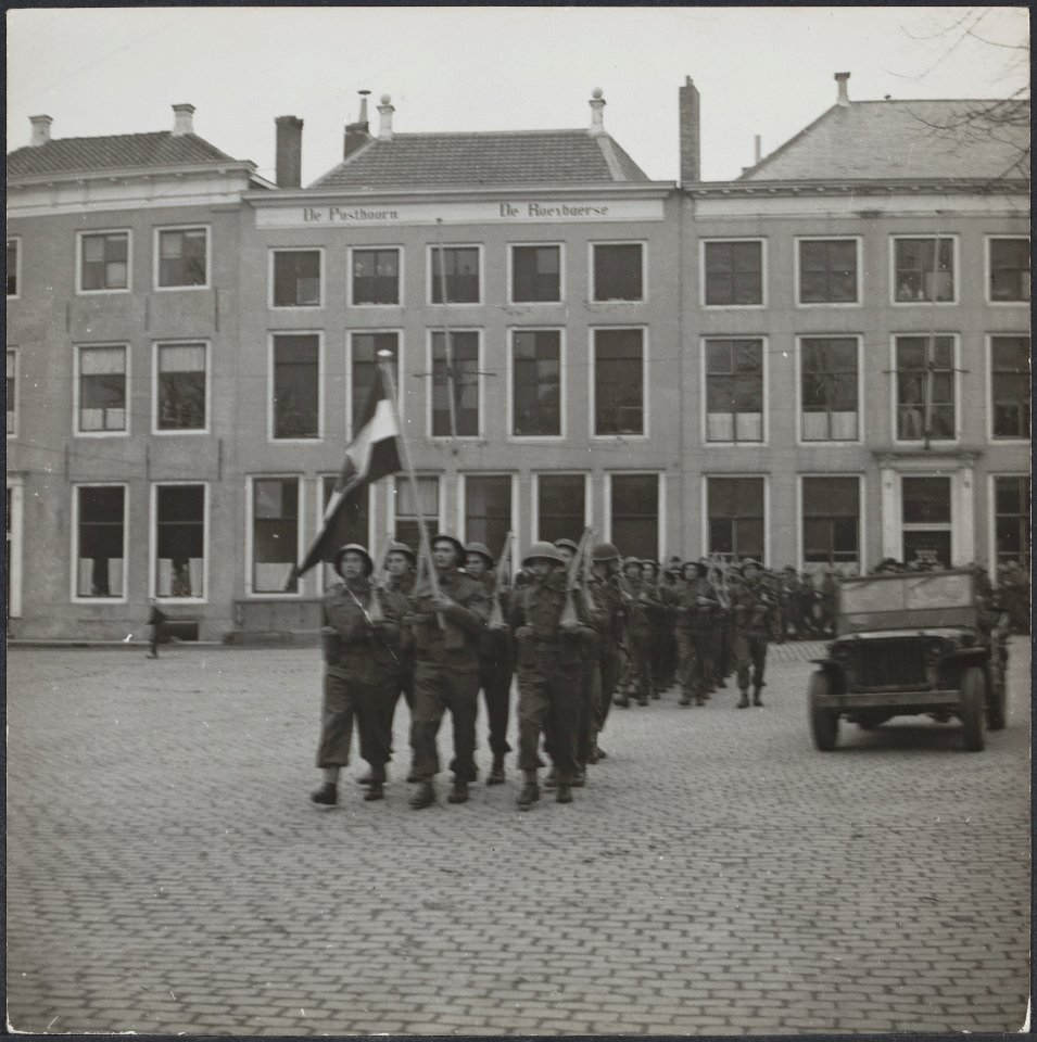 Parade van het regiment Stoottroepen in Middelburg, Bestanddeelnr 512 103