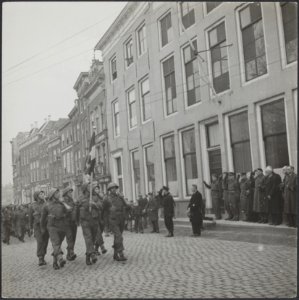 Parade van het regiment Stoottroepen in Middelburg. Voorop de vaandelwacht, Bestanddeelnr 512 101