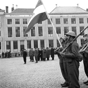 Parade van het regiment Stoottroepen in Middelburg Op de voorgrond de vaandelwa, Bestanddeelnr 900-2334