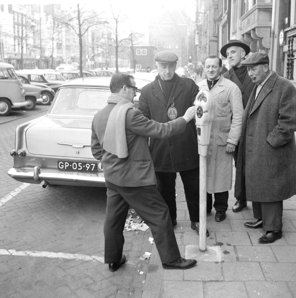 Parkeermeters in Amsterdam in gebruik gesteld, veel belangstelling voor de meter, Bestanddeelnr 916-1975
