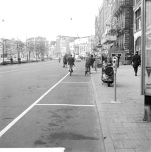 Parkeermeters in Amsterdam in gebruik gesteld, veel belangstelling voor de meter, Bestanddeelnr 916-1971