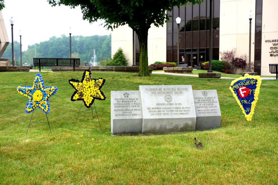 Parkersburg Municipal Building monument - Parkersburg, West Virginia - DSC05549