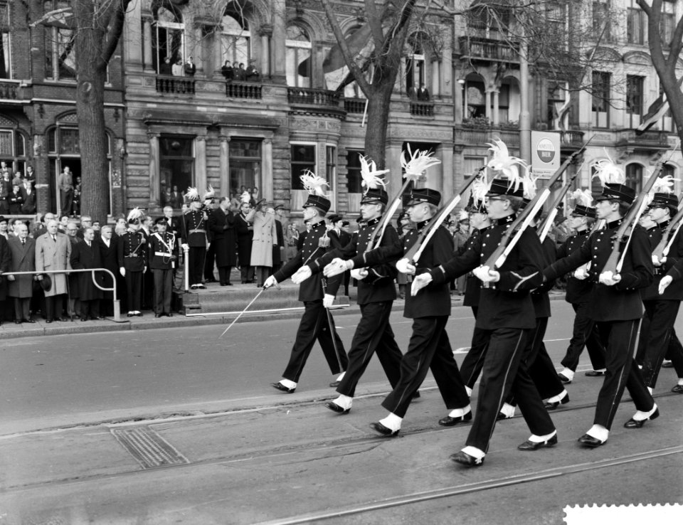 Parade van de Koninklijke Studenten Schietvereniging t.g.v.het 16e lustrum voor , Bestanddeelnr 911-7517