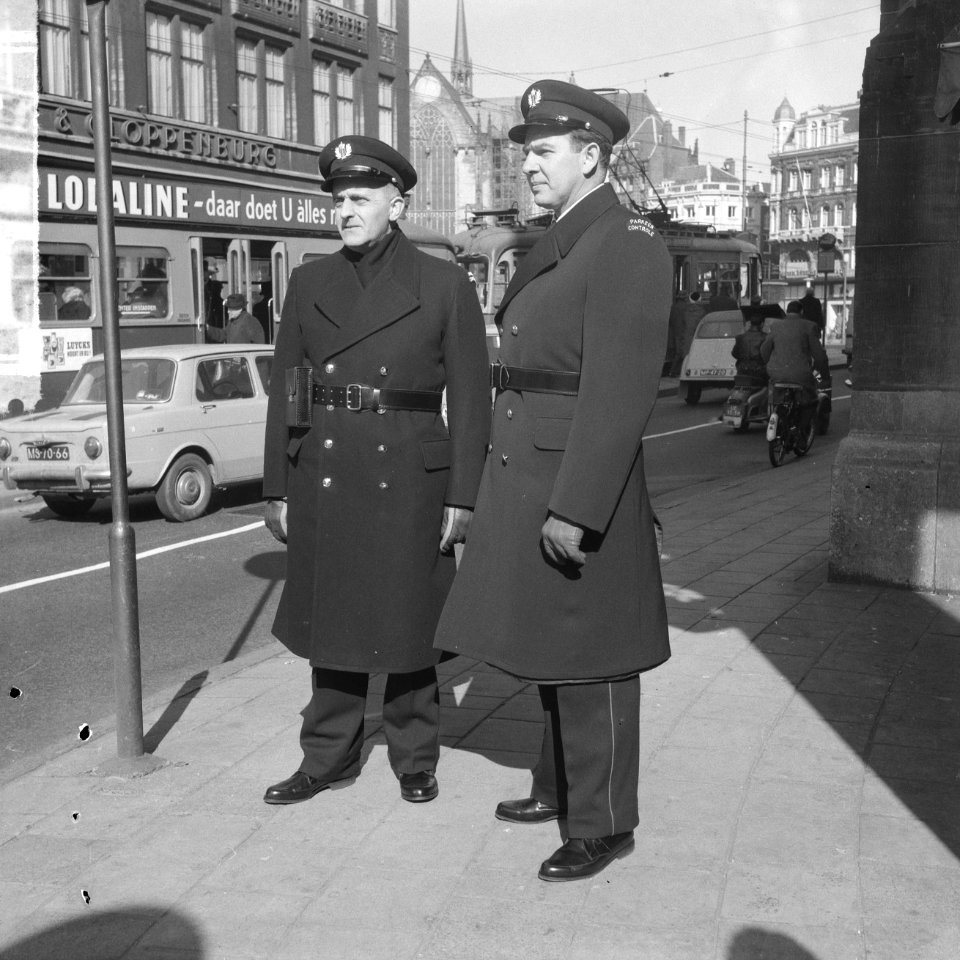 Parkeerwachters in Amsterdam in een nieuw uniform, Bestanddeelnr 916-1829