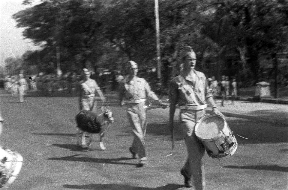 Parade van de Prins Bernhard Kapel. Voorop een tamboer en een trompetter. Daarac, Bestanddeelnr 6116