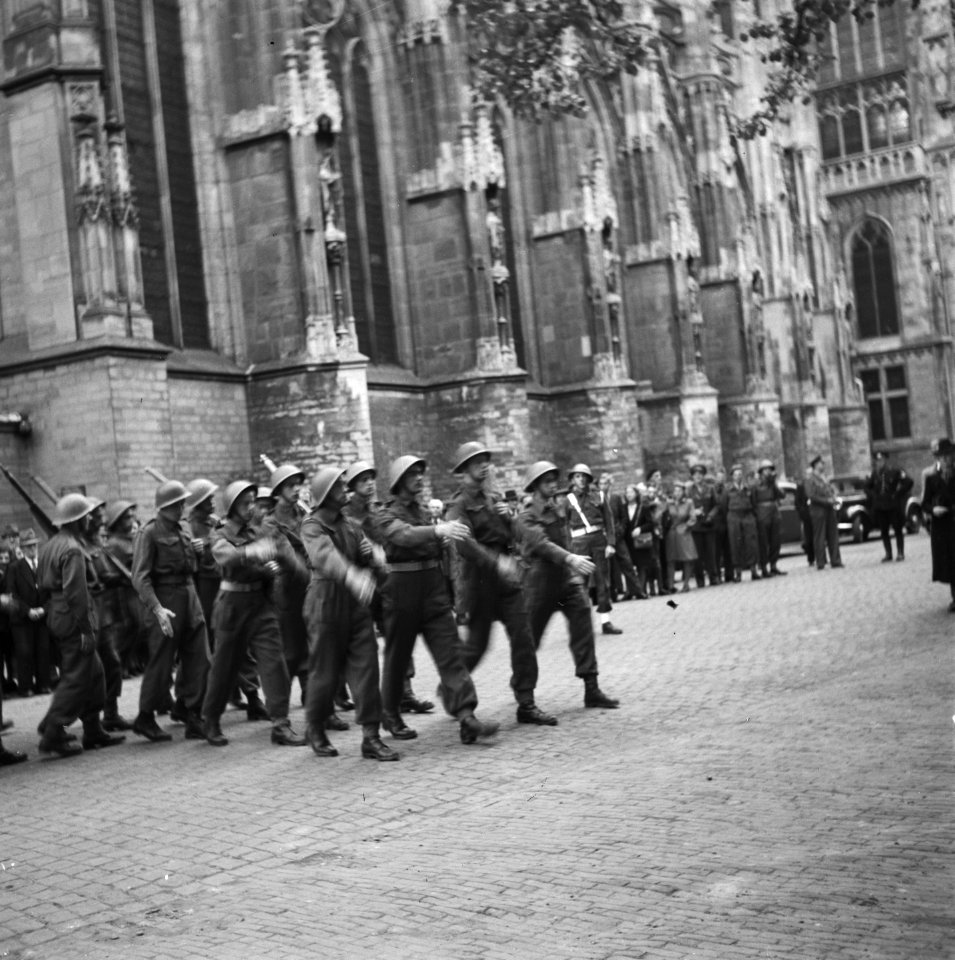 Parade van BS-ers voor de St Janskathedraal te 's-Hertogenbosch, Bestanddeelnr 900-7791
