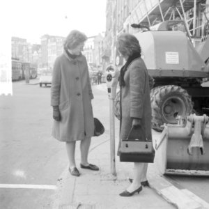 Parkeermeters in Amsterdam in gebruik gesteld, veel belangstelling voor de meter, Bestanddeelnr 916-1976