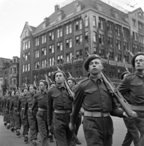Parade van de Prinses Irene Brigade in Amsterdam, Bestanddeelnr 900-3220
