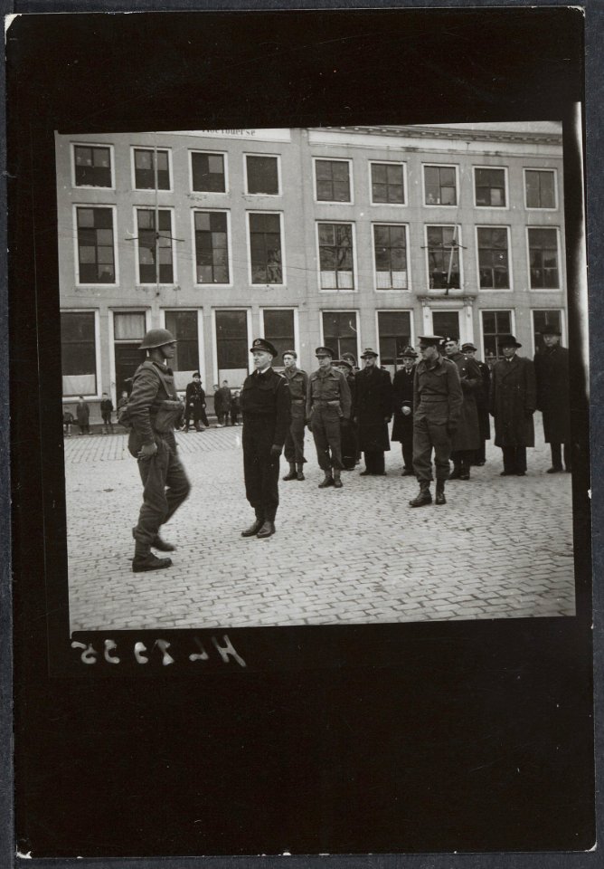 Parade van het regiment Stoottroepen in Middelburg. Op de voorgrond de vaandelwa, Bestanddeelnr 512 134