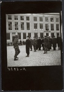 Parade van het regiment Stoottroepen in Middelburg. Op de voorgrond de vaandelwa, Bestanddeelnr 512 134