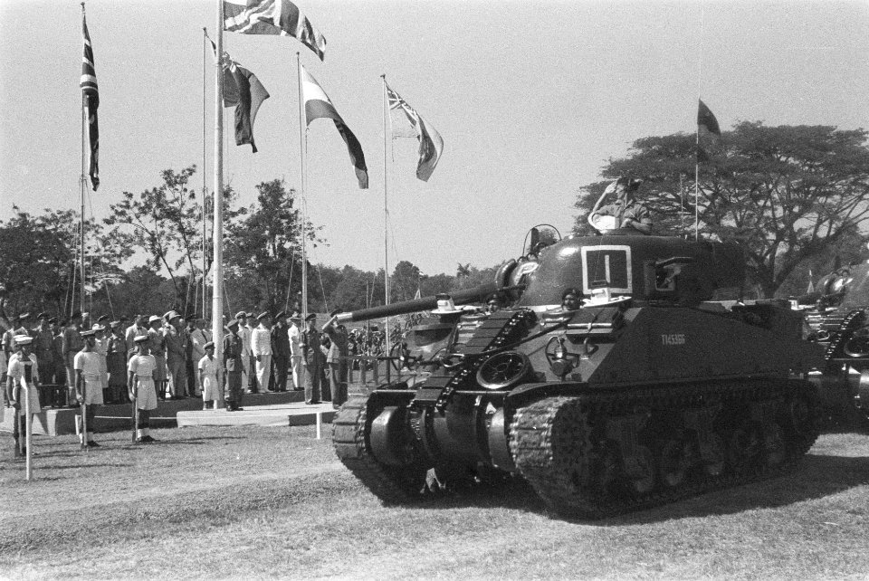 Parade in Batavia ter gelegenheid van de verjaardag van koning George VI van het, Bestanddeelnr 9-6-1