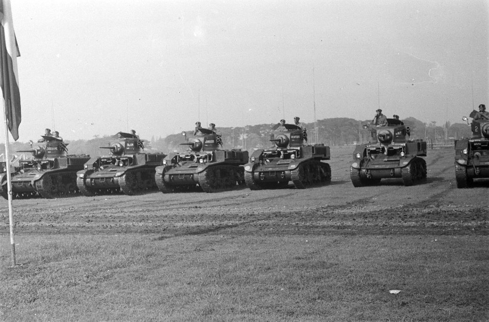 Parade van lichte tanks van een eskadron Vechtwagens KNIL, Bestanddeelnr 100A-2-2