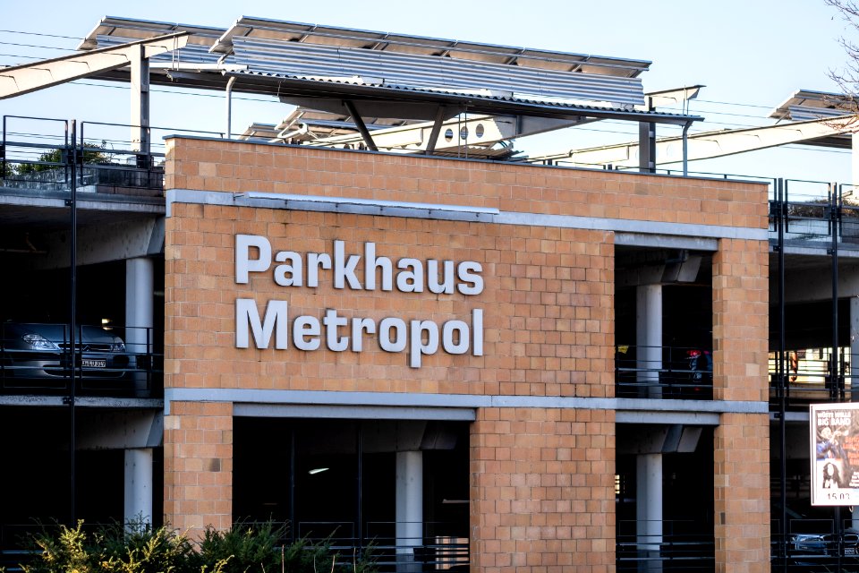 Parkhaus Metropol in Tübingen gesehen von der Blauen Brücke
