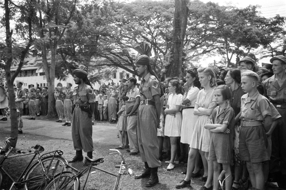 Parade van Brits-Indiërs. Publiek kijkt toe, Bestanddeelnr 100-1-3