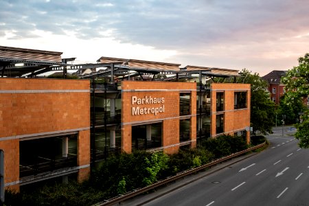 Parkhaus Metropol in Tübingen gesehen von der anliegenden Fußgängerbrücke