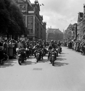 Parade van de Prinses Irene Brigade in Amsterdam, Bestanddeelnr 900-3228