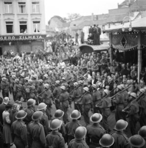 Parade van de troepen, Bestanddeelnr 900-7799
