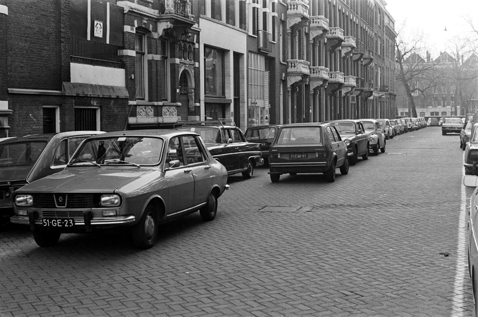 Parkeerproblemen in Amsterdam dubbel geparkeerd op grachten, Bestanddeelnr 928-3808