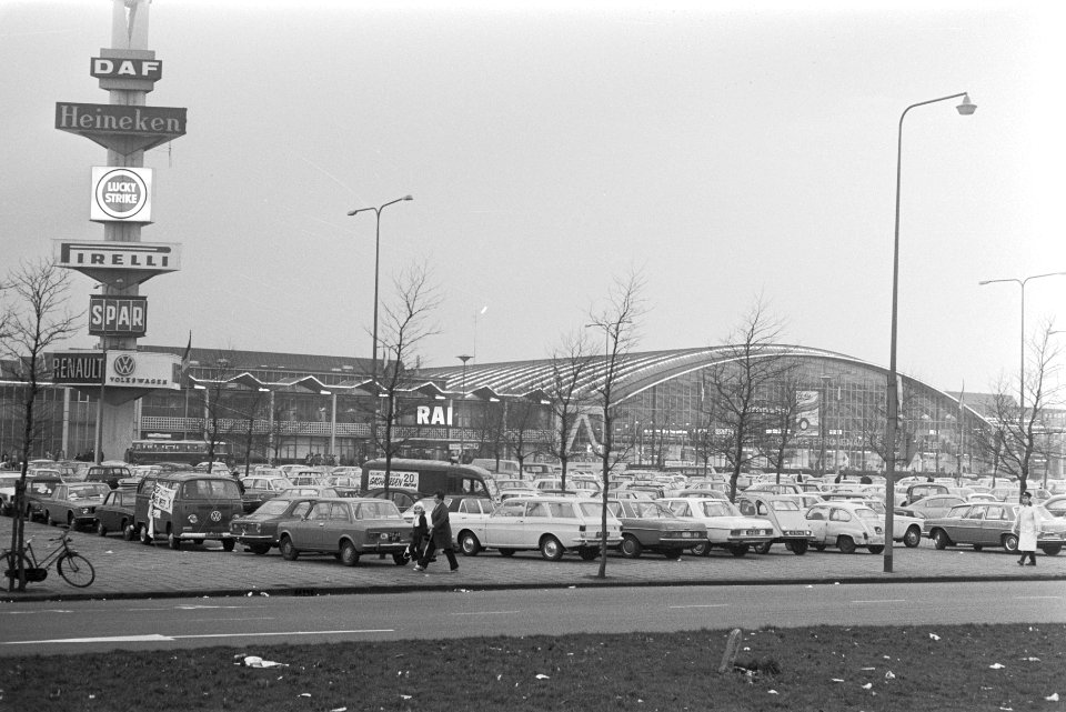 Parkeerterrein bij RAI tijdens autotentoonstelling, Amsterdam veel autos, Bestanddeelnr 924-2819