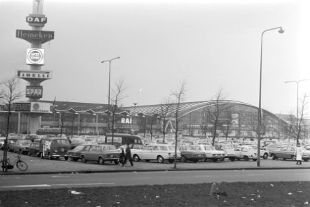 Parkeerterrein bij RAI tijdens autotentoonstelling, Amsterdam veel autos, Bestanddeelnr 924-2819