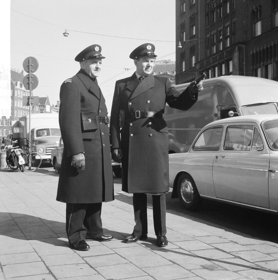Parkeerwachters in Amsterdam in een nieuw uniform, de parkeerwachters, Bestanddeelnr 916-1833