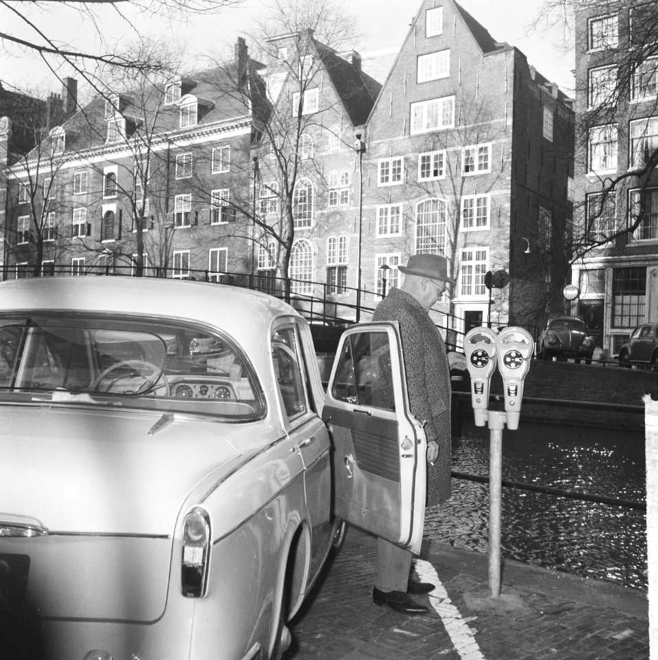 Parkeerwachters in Amsterdam in een nieuw uniform, de parkeermeters aan de Oostz, Bestanddeelnr 916-1831