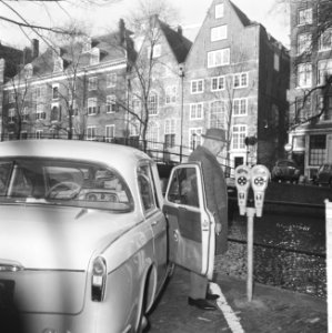 Parkeerwachters in Amsterdam in een nieuw uniform, de parkeermeters aan de Oostz, Bestanddeelnr 916-1831