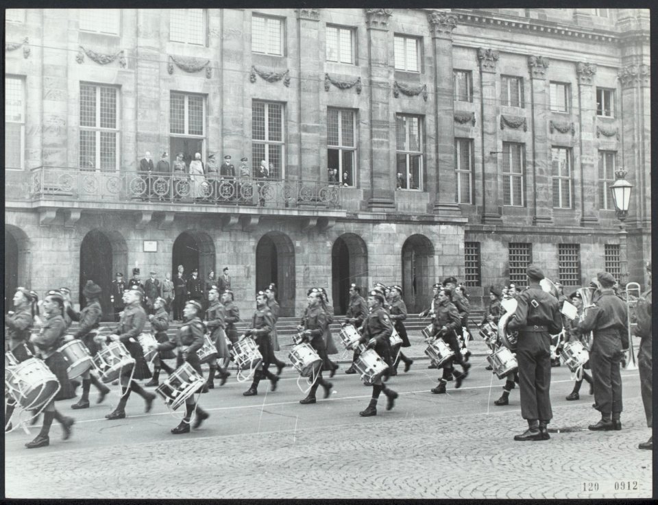 Parade van Canadese troepen te Amsterdam voor H.M. Koningin Wilhelmina, Bestanddeelnr 120-0912