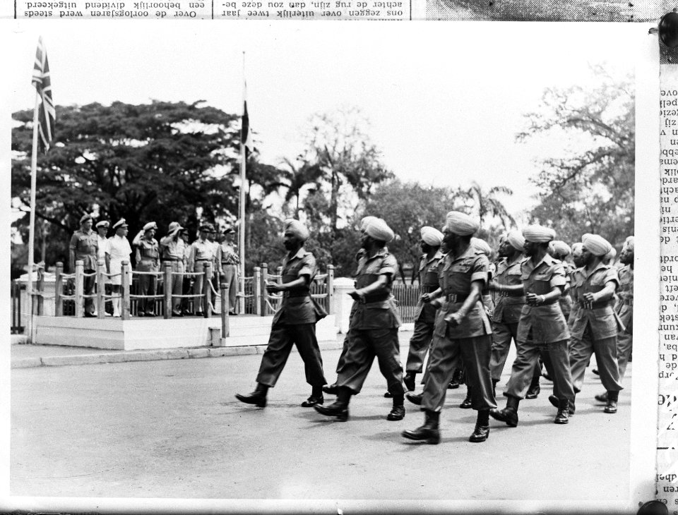 Parade Brits-Indische Troepen (voor luitenant-gouverneur generaal Van Mook), Bestanddeelnr 901-9654