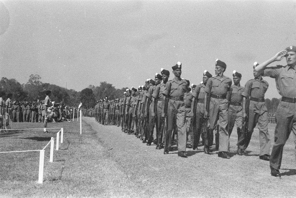 Parade in Batavia ter gelegenheid van de verjaardag van koning George VI van het, Bestanddeelnr 9-6-4