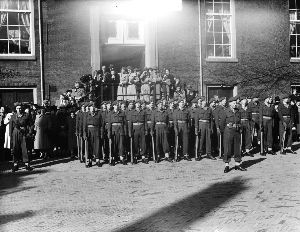 Parade en inspectie te Haarlem Regiment Betuwe, Bestanddeelnr 904-4806