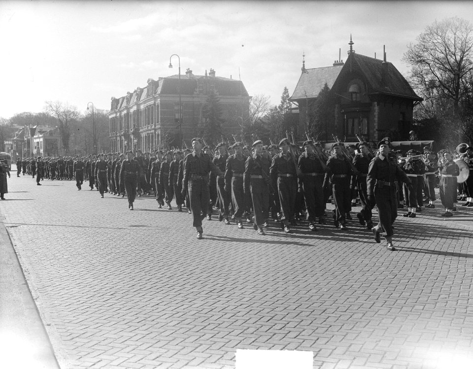 Parade en inspectie te Haarlem Regiment Betuwe, Bestanddeelnr 904-4808