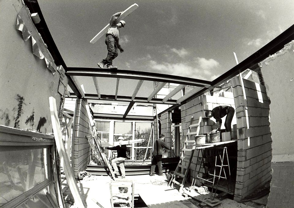 Parklaan 94. Verbouwing in het v.m. Hotel Parklaan tot appartementen. Aangekocht in 1990 van United Photos de Boer bv. - Negatiefnummer 32142 k 20. - Gepubliceerd in het Haarlems Dagblad van 31.03.199