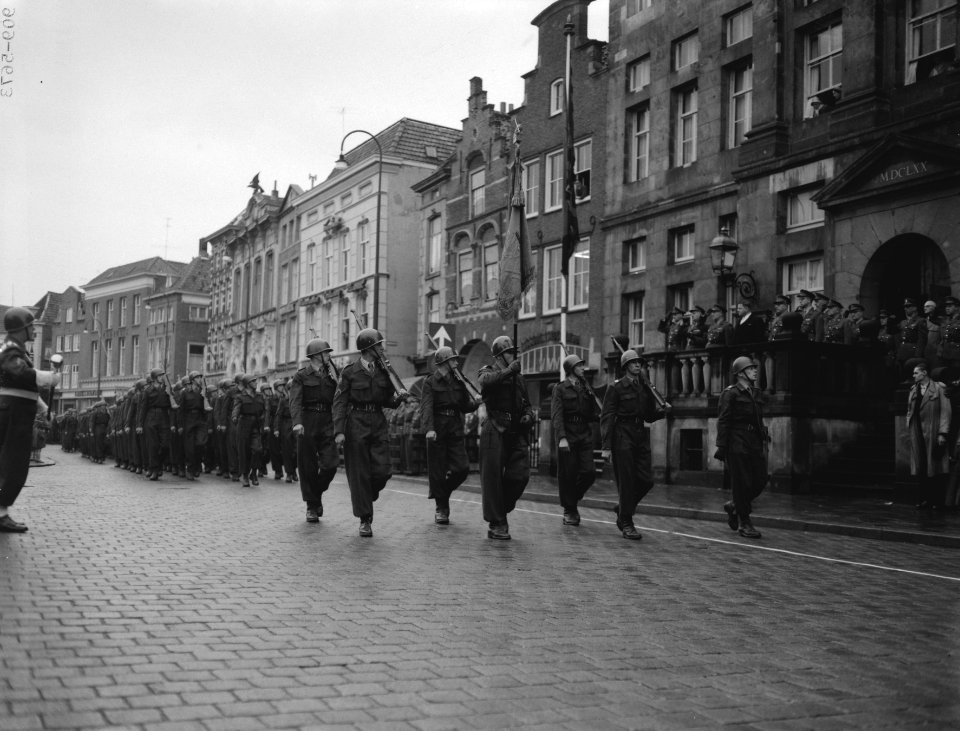 Parade defilé Genietroepen langs het stadhuis van Den Bosch, Bestanddeelnr 909-5673