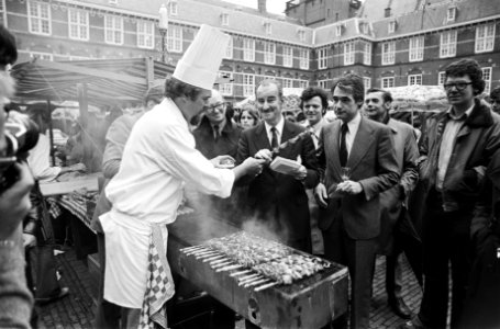 Parlementaire barbeque op Binnenhof minister Van der Klaauw geniet van de barbe, Bestanddeelnr 929-7991