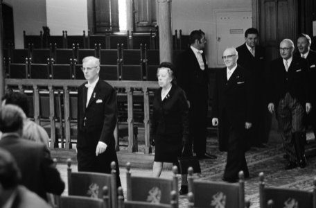 Parlementariërs betreden de zaal, in het midden het vertrekkende CHU-Kamerlid fr, Bestanddeelnr 924-5325