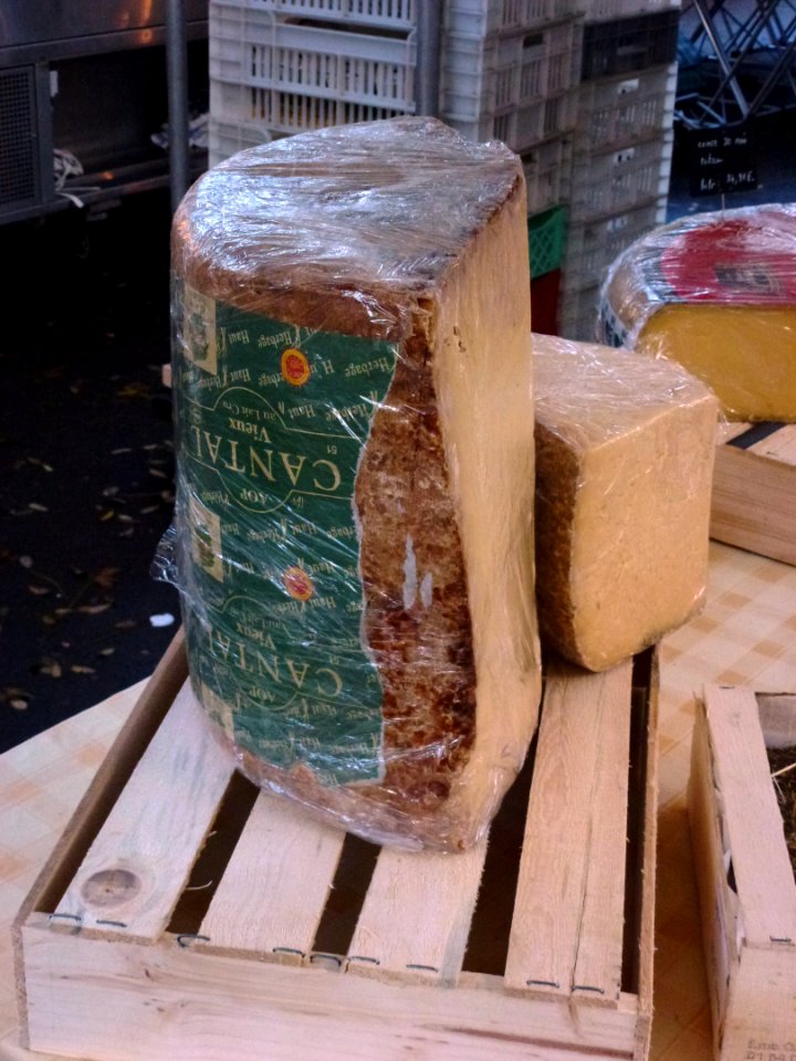 Paris, fromage du Cantal au marché