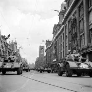 Parade en defilé. Pantserwagens op het Rokin, Bestanddeelnr 900-4692